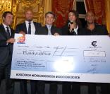 Sonia Rolland reçoit un joli chèque lors du gala de charité organisé par l'association Maïsha à Lyon le 18 octobre 2009