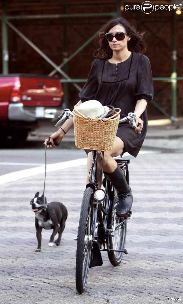 Famke Janssen à vélo avec son chien