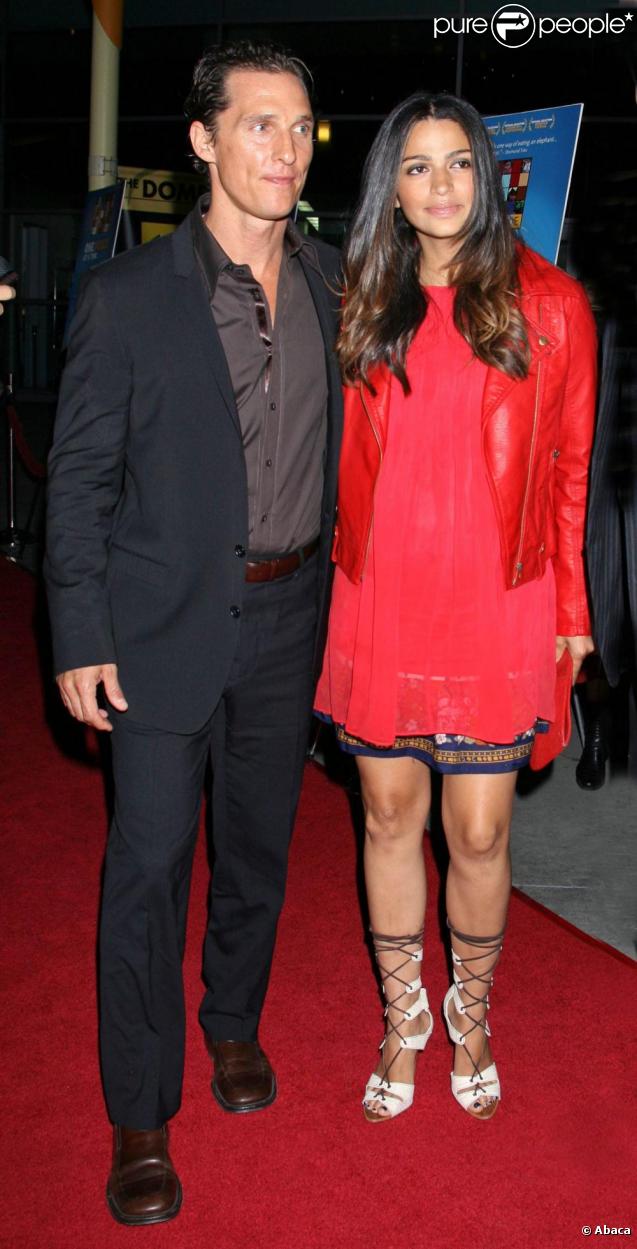 Matthew McConaughey et sa compagne Camila Alves arrivent à la projection de One Peace at a Time, à Hollywood. 21/10/09