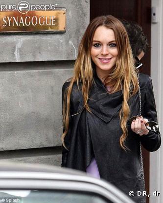 Lindsay Lohan devant une synagogue à Londres