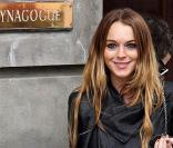 Lindsay Lohan devant une synagogue à Londres 