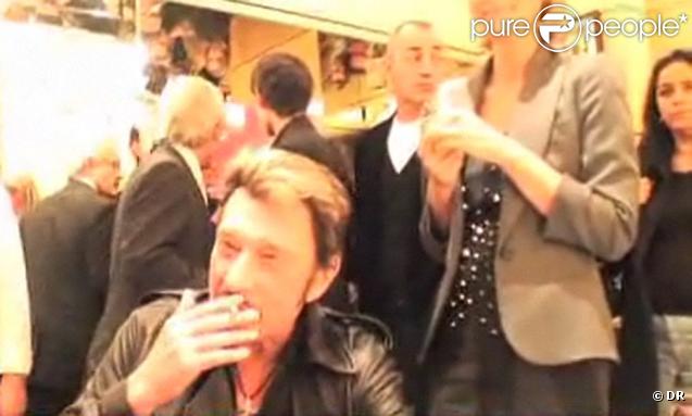 Johnny Hallyday, la cigarette à la bouche, dans l'émission Paris Dernière, sur Paris Première, diffusée le 22 octobre 2009 à 0h25.