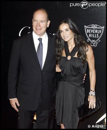 Demi Moore a prêté sa beauté à l'hommage rendu à Grace Kelly en présence du prince Albert de Monaco lors des Walk of Style Awards, à Beverly Hills, le 22 octobre 2009