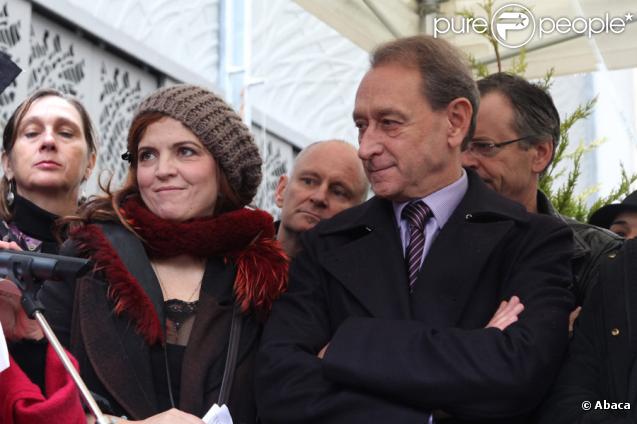 Agnès Jaoui et Bertrand Delanoë lors de l'inauguration de la place et du square Léo Ferré. Paris, le 24 octobre 2009