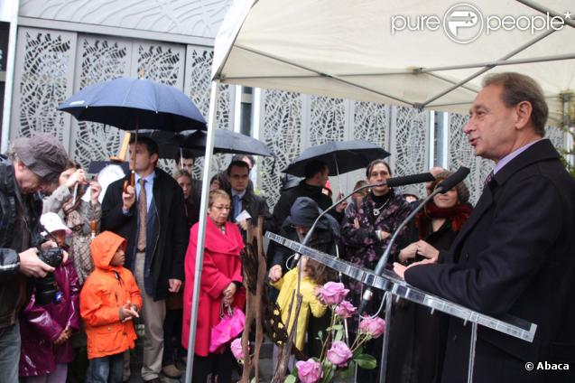Bertrand Delanoë lors de l'inauguration de la place et du square Léo Ferré. Paris, le 24 octobre 2009