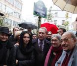 Inauguration de la place et du square Léo Ferré en présence de Bertrand Delanoë, de Marie-Christine Ferré et des filles de l\'artiste, Marie-Cécile et Manuella. Paris, le 24 octobre 2009
