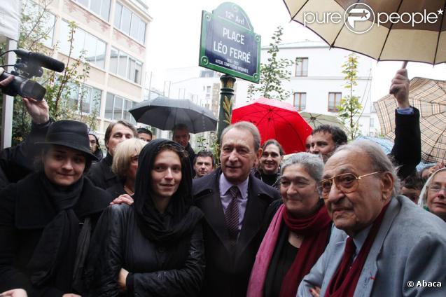 Inauguration de la place et du square Léo Ferré en présence de Bertrand Delanoë, de Marie-Christine Ferré et des filles de l'artiste, Marie-Cécile et Manuella. Paris, le 24 octobre 2009