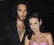 Katy Perry et son petit ami Russell Brand prennent la pose avant de se rendre au défilé John Galliano printemps-été 2010 à Paris lors de la Fashion Week le 7 octobre 2009