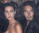 Katy Perry et son boyfriend l'humoriste Russell Brand sont très complices lors du défilé John Galliano - printemps été 2010 - lors de la Fashion Week à Paris le 7 octobre 2009