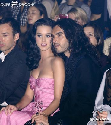 Katy Perry et son boyfriend l'humoriste Russell Brand sont très complices lors du défilé John Galliano - printemps été 2010 - lors de la Fashion Week à Paris le 7 octobre 2009