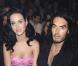 Katy Perry et son boyfriend l'humoriste Russell Brand sont très complices lors du défilé John Galliano - printemps été 2010 - lors de la Fashion Week à Paris le 7 octobre 2009