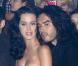 Katy Perry et son boyfriend l'humoriste Russell Brand sont très complices lors du défilé John Galliano - printemps été 2010 - lors de la Fashion Week à Paris le 7 octobre 2009