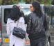 Katy Perry et Russell Brand : Les deux tourtereaux se dirigent vers le cimetière du Père Lachaise à Paris afin de se receuillir sur la tombe du grand Jim Morrison le 7 octobre 2009 