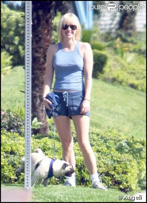 La très jolie Anna Faris et son adorable Woofy, en promenade à Hollywood, à Los Angeles, le 25 octobre 2009 !