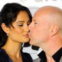 Bruce Willis et sa ravissante femme Emma Heming s'embrassent... devant une divine Bar Refaeli !