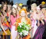 Vivienne Westwood entourée de ses mannequins, à l'occasion du Fashionable Istanbul 2009, qui s'est tenu en Turquie, le 25 octobre 2009 !