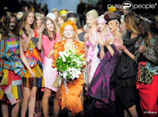 Vivienne Westwood entourée de ses mannequins, à l'occasion du Fashionable Istanbul 2009, qui s'est tenu en Turquie, le 25 octobre 2009 !