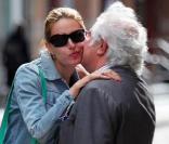 Karolina Kurkova se balade à New York. Elle rencontre un ami, Tony Shafrazi. Octobre 2009