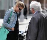 Karolina Kurkova se balade à New York. Elle rencontre un ami, Tony Shafrazi. Octobre 2009
