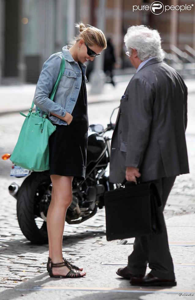 Karolina Kurkova se balade à New York. Elle rencontre un ami, Tony Shafrazi. Octobre 2009