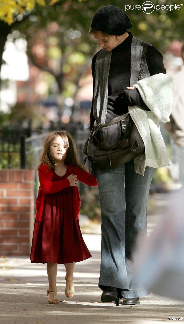 Suri Cruise et Katie Holmes dans les rues de Boston, avant de rejoindre Tom sur le plateau de son nouveau film ! Le 26/10/09