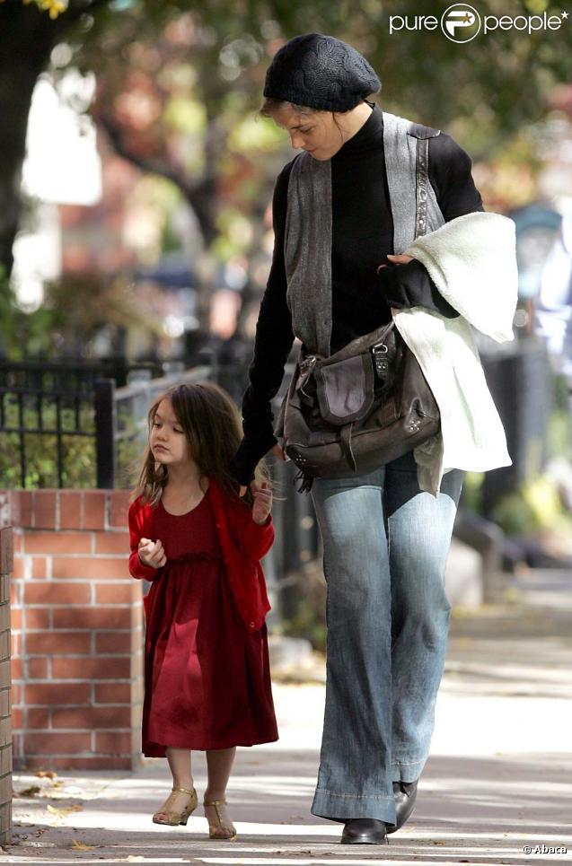Suri Cruise et Katie Holmes dans les rues de Boston, avant de rejoindre Tom sur le plateau de son nouveau film ! Le 26/10/09
