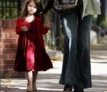 Suri Cruise et Katie Holmes dans les rues de Boston, avant de rejoindre Tom sur le plateau de son nouveau film ! Le 26/10/09