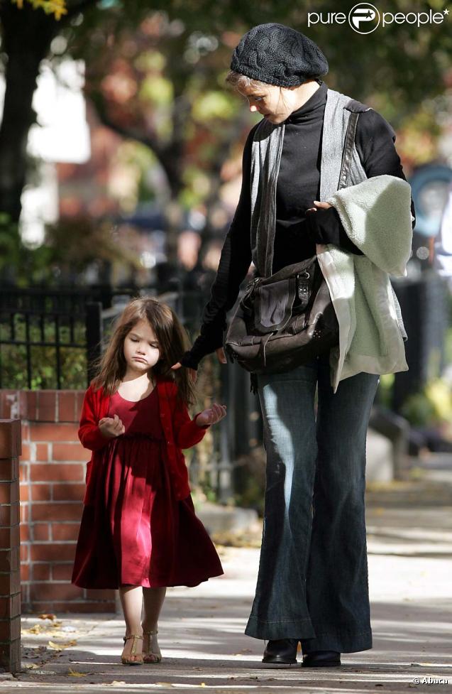 Suri Cruise et Katie Holmes dans les rues de Boston, avant de rejoindre Tom sur le plateau de son nouveau film ! Le 26/10/09