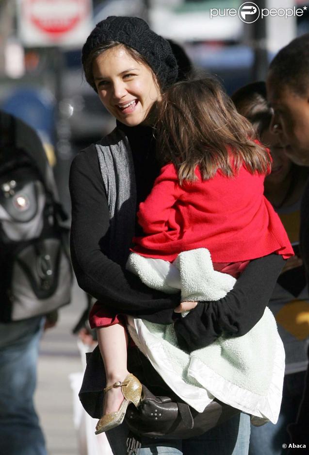 Suri Cruise et Katie Holmes dans les rues de Boston, avant de rejoindre Tom sur le plateau de son nouveau film ! Le 26/10/09
