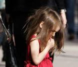Suri Cruise et Katie Holmes dans les rues de Boston, avant de rejoindre Tom sur le plateau de son nouveau film ! Le 26/10/09 