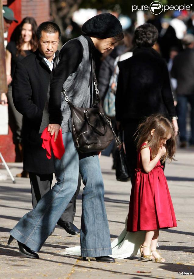 Suri Cruise et Katie Holmes dans les rues de Boston, avant de rejoindre Tom sur le plateau de son nouveau film ! Le 26/10/09 