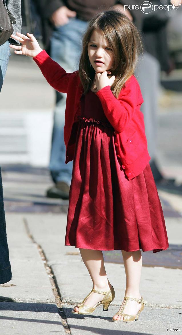 Suri Cruise et Katie Holmes dans les rues de Boston, avant de rejoindre Tom sur le plateau de son nouveau film ! Le 26/10/09