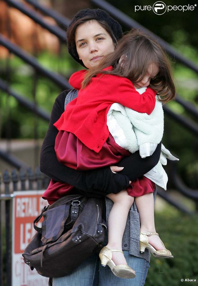 Suri Cruise et Katie Holmes dans les rues de Boston, avant de rejoindre Tom sur le plateau de son nouveau film ! Le 26/10/09