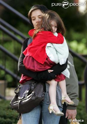 Suri Cruise et Katie Holmes dans les rues de Boston, avant de rejoindre Tom sur le plateau de son nouveau film ! Le 26/10/09