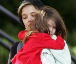 Suri Cruise et Katie Holmes dans les rues de Boston, avant de rejoindre Tom sur le plateau de son nouveau film ! Le 26/10/09