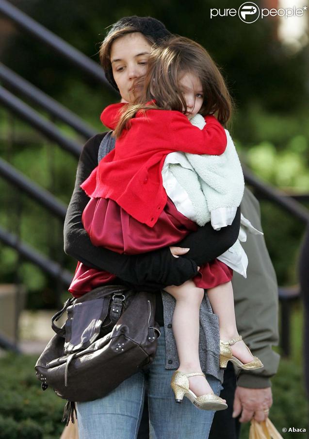 Suri Cruise et Katie Holmes dans les rues de Boston, avant de rejoindre Tom sur le plateau de son nouveau film ! Le 26/10/09