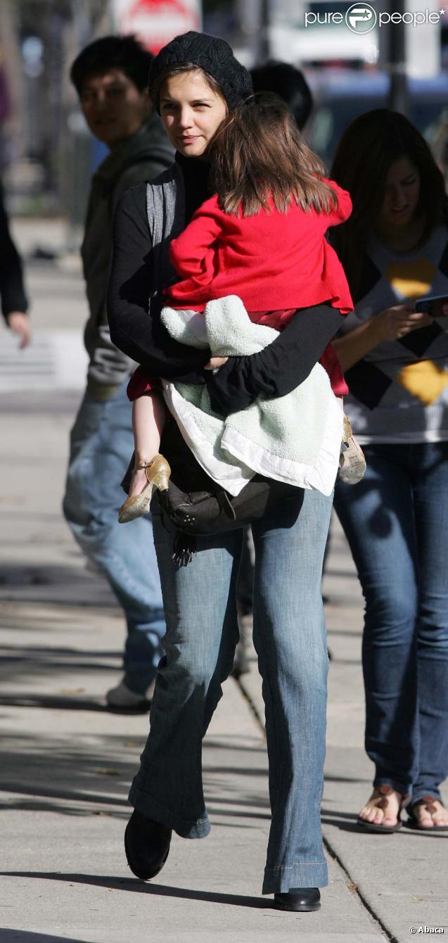Suri Cruise et Katie Holmes dans les rues de Boston, avant de rejoindre Tom sur le plateau de son nouveau film ! Le 26/10/09