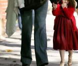 Suri Cruise et Katie Holmes dans les rues de Boston, avant de rejoindre Tom sur le plateau de son nouveau film ! Le 26/10/09