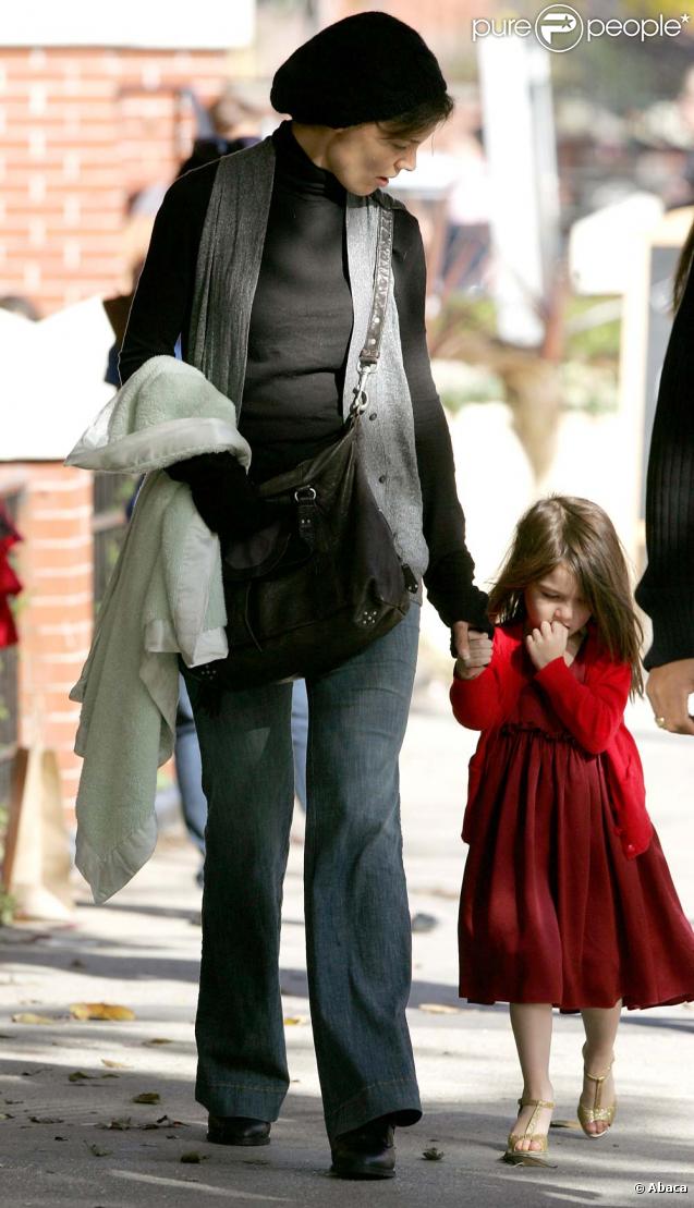 Suri Cruise et Katie Holmes dans les rues de Boston, avant de rejoindre Tom sur le plateau de son nouveau film ! Le 26/10/09