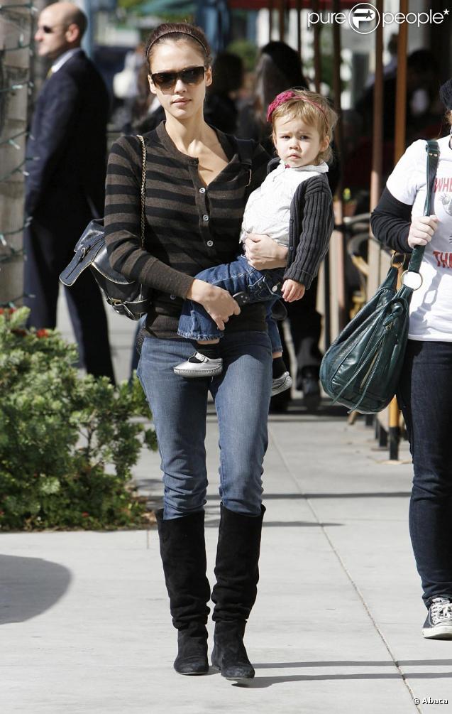 Jessica Alba et sa fille Honor en balade mère-fille à Los Angeles le 29 octobre 2009