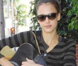 Jessica Alba dans les rues de Los Angeles