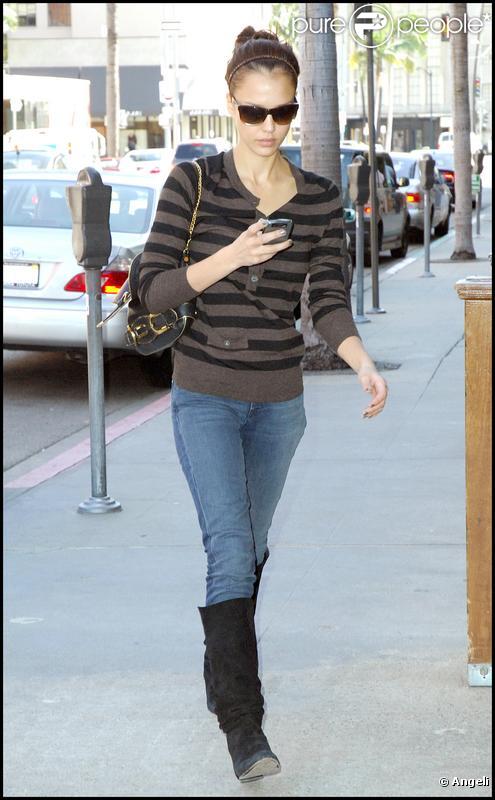 Jessica Alba dans les rues de Los Angeles