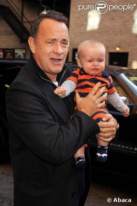 Tom Hanks à la sortie du  Late show  de David Latterman, le 29 octobre 2009 à New York. Oui, il a fait pleurer un bébé !