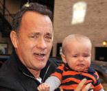 Tom Hanks à la sortie du  Late show  de David Latterman, le 29 octobre 2009 à New York. Oui, il a fait pleurer un bébé !