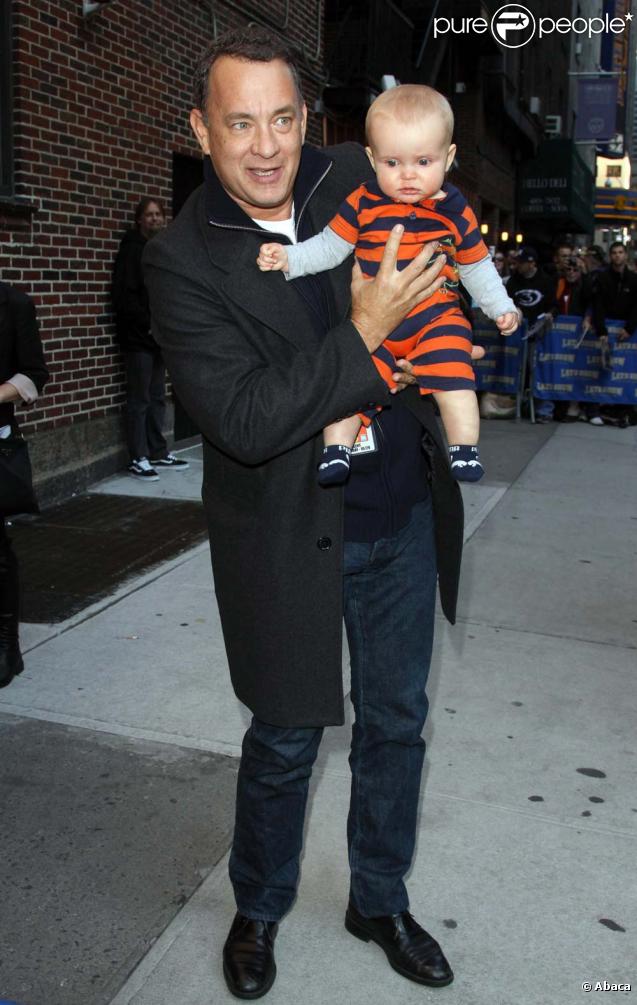 Tom Hanks à la sortie du  Late show  de David Latterman, le 29 octobre 2009 à New York. Oui, il a fait pleurer un bébé !