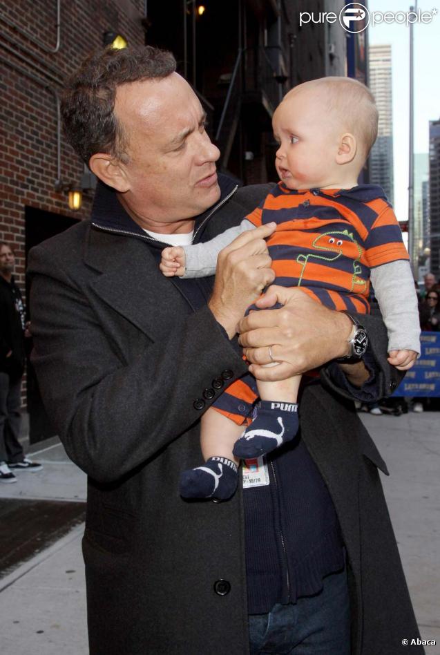 Tom Hanks à la sortie du  Late show  de David Latterman, le 29 octobre 2009 à New York. Oui, il a fait pleurer un bébé !