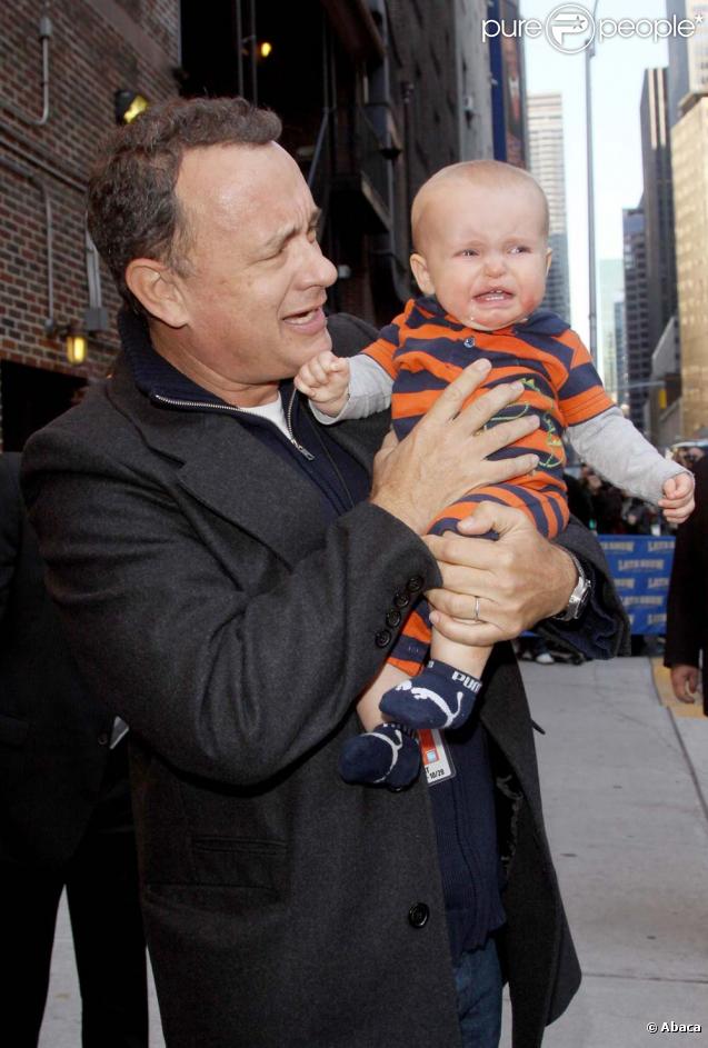 Tom Hanks à la sortie du  Late show  de David Latterman, le 29 octobre 2009 à New York. Oui, il a fait pleurer un bébé !