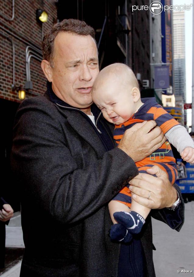 Tom Hanks à la sortie du  Late show  de David Latterman, le 29 octobre 2009 à New York. Oui, il a fait pleurer un bébé !