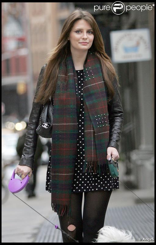 Mischa Barton dans les rues de New York le 30/10/09