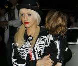 Christina Aguilera et son fils Max (31 octobre 2009, Beverly Hills)